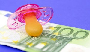 DEYPHA Dummy on euro hundred, symbolic photo care money, Schnuller auf Hundert-Euro-Schein, Symbolfoto Betreuungsgeld
