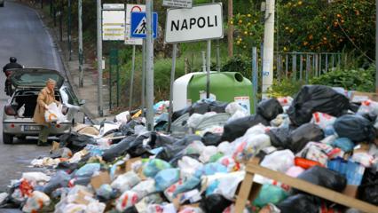 Immagine di anteprima per Milionaria, ma di debiti, Napoli  in dissesto tra tasse e immondizia 