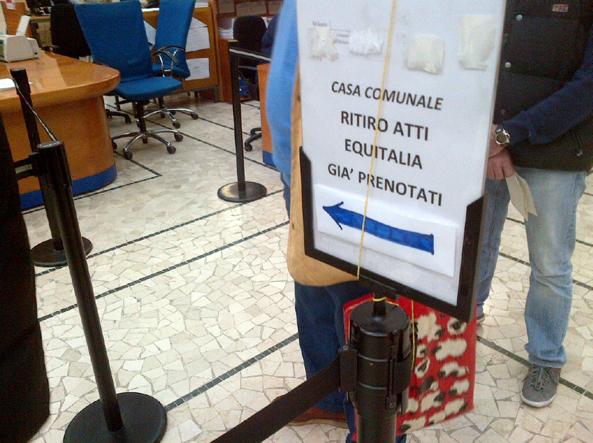 Immagine di anteprima per La beffa delle cartelle di Equitalia. In fila per sapere quanto pagare