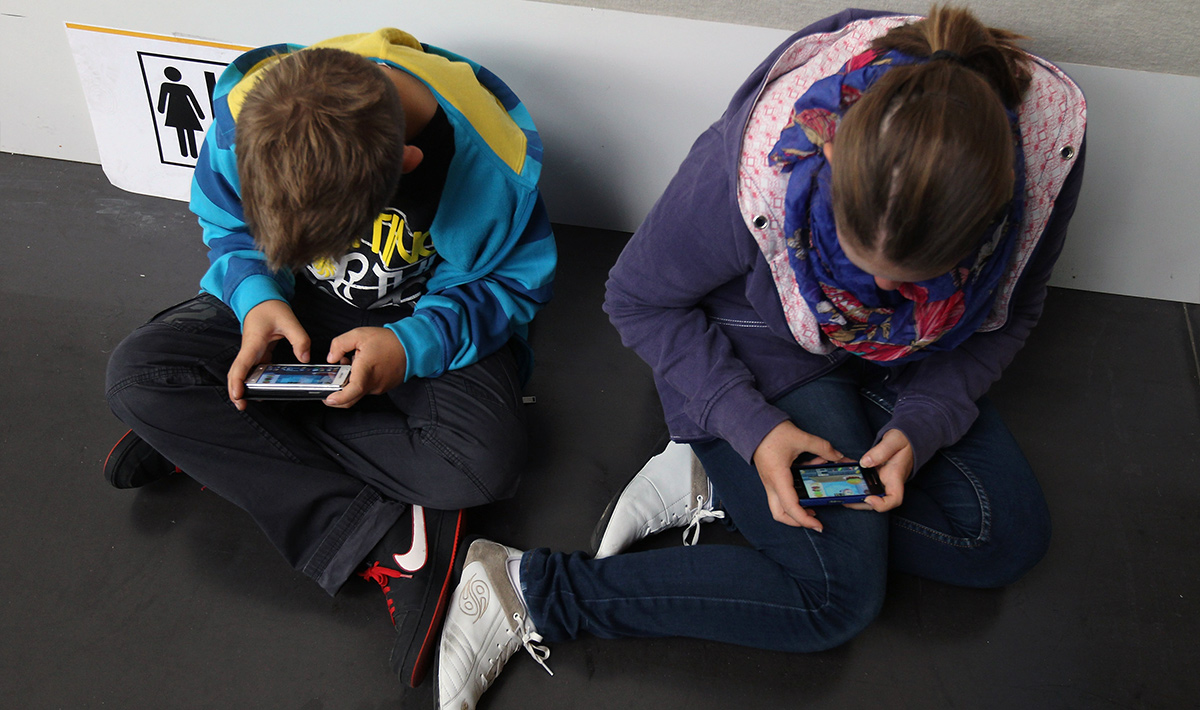 Smartphone: il primo arriva tra i 10 e i 12 anni, solo 4 ragazzi su 10 lo spengono per dormire