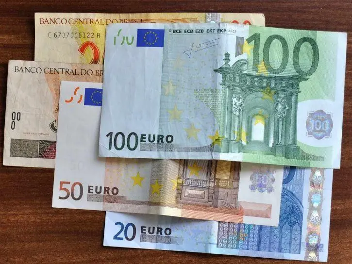 Immagine in evidenza del post: Nuove banconote da 100 e 200 euro: saranno resistenti al lavaggio in lavatrice