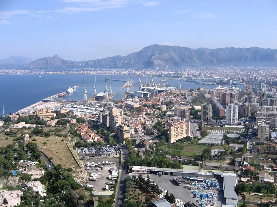 Immagine in evidenza del post: Sospensione ritirata alla professoressa di Palermo Rosa Maria dell'Aria