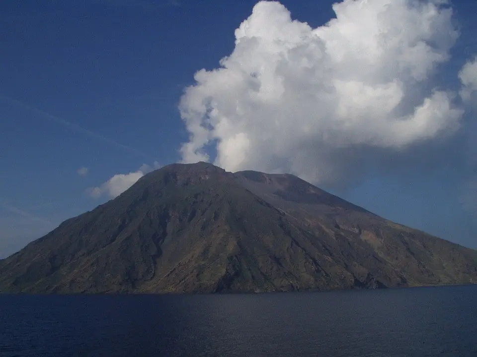 Immagine in evidenza del post: Esplosioni dallo Stromboli, incendi e paura sull'isola: c'è anche una vittima