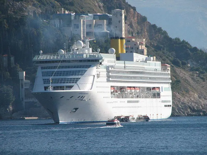 Immagine in evidenza del post: Costa Victoria, lo sbarco a Bari che ha scatenato le proteste dei turisti