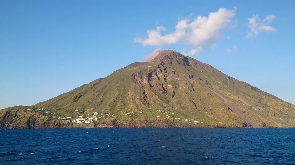 Immagine in evidenza del post: Eruzione Stromboli: ordinanza del Sindaco ferma sbarco dei turisti