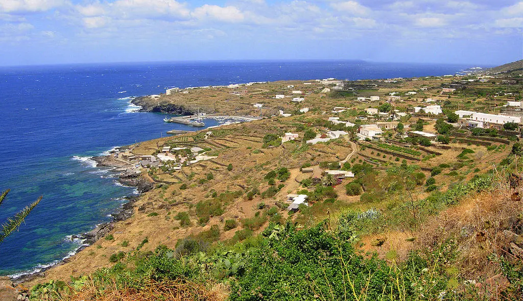 Immagine in evidenza del post: Turisti in fuga dal Villaggio Punta Fram di Pantelleria: degrado e pericoli