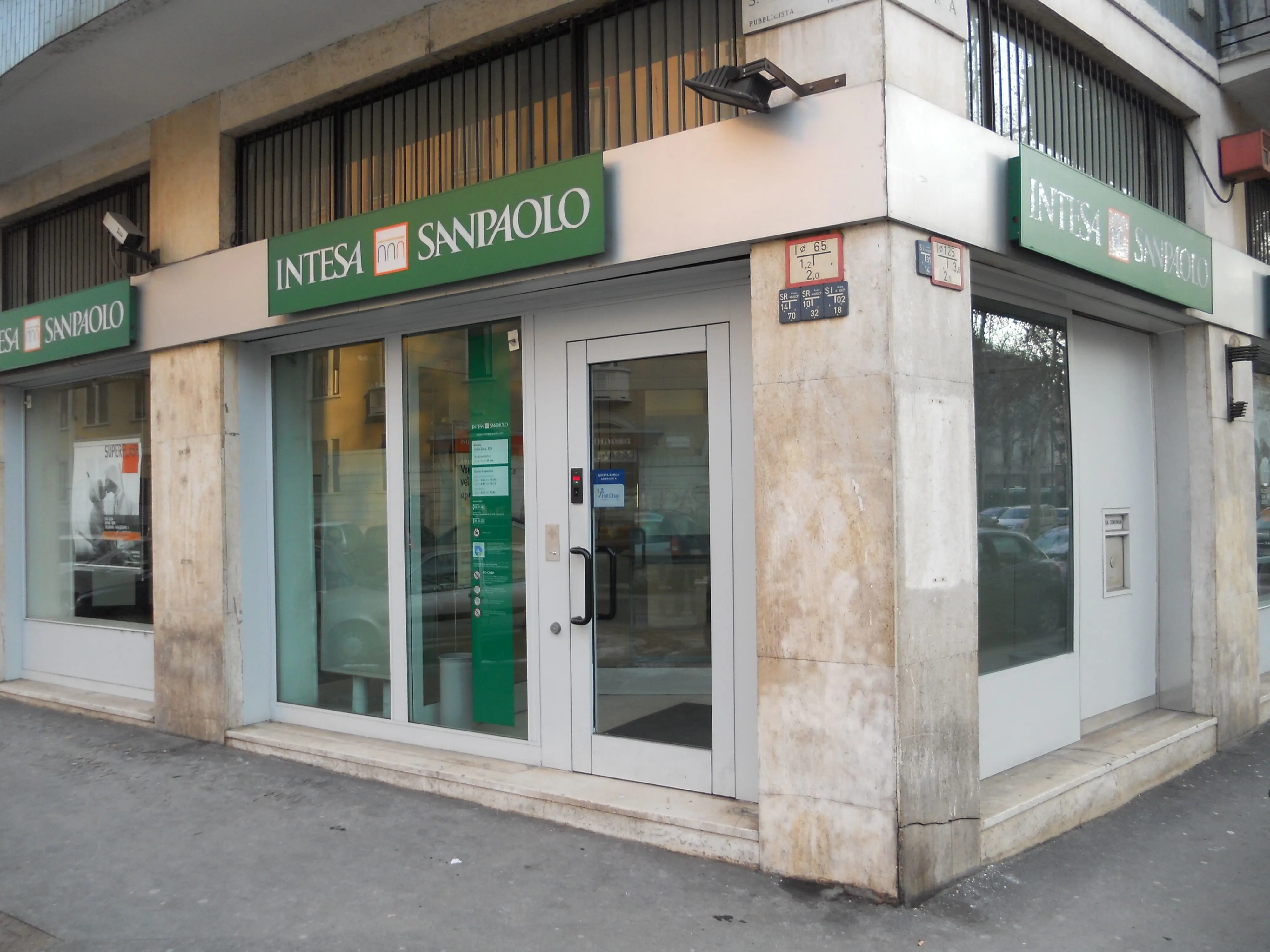 Immagine in evidenza del post: Intesa Sanpaolo, assunzioni per diplomati e laureati: i dettagli