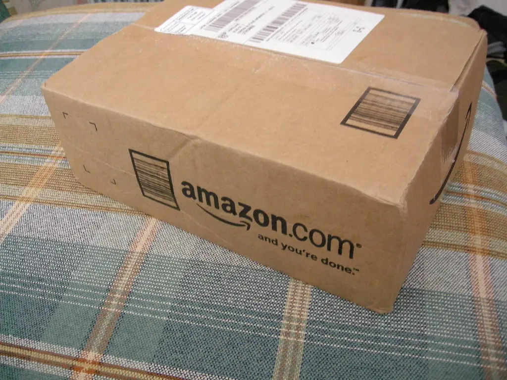 Immagine in evidenza del post: Acquista su Amazon uno smartphone, riceve un pacco vuoto: consumatore rimborsato grazie a Codici