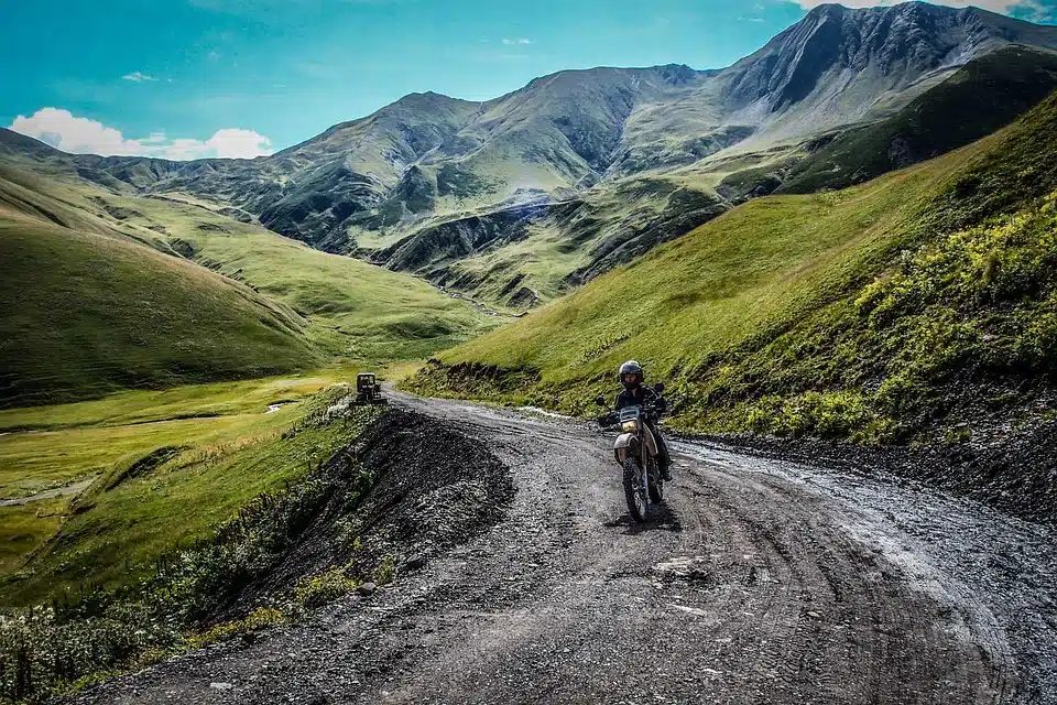 Immagine in evidenza del post: Stop alle moto sui sentieri? Solo a piedi, in mountain bike o a cavallo