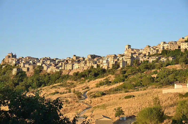 Immagine in evidenza del post: Azzerare i debiti lavorando per il Comune: l'iniziativa di Petralia Soprana (PA)