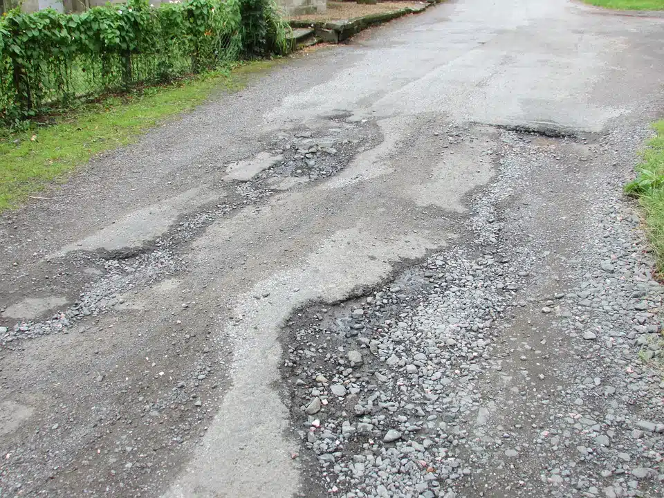 Immagine in evidenza del post: Buche stradali e tombini danneggiati: cosa può fare il cittadino?