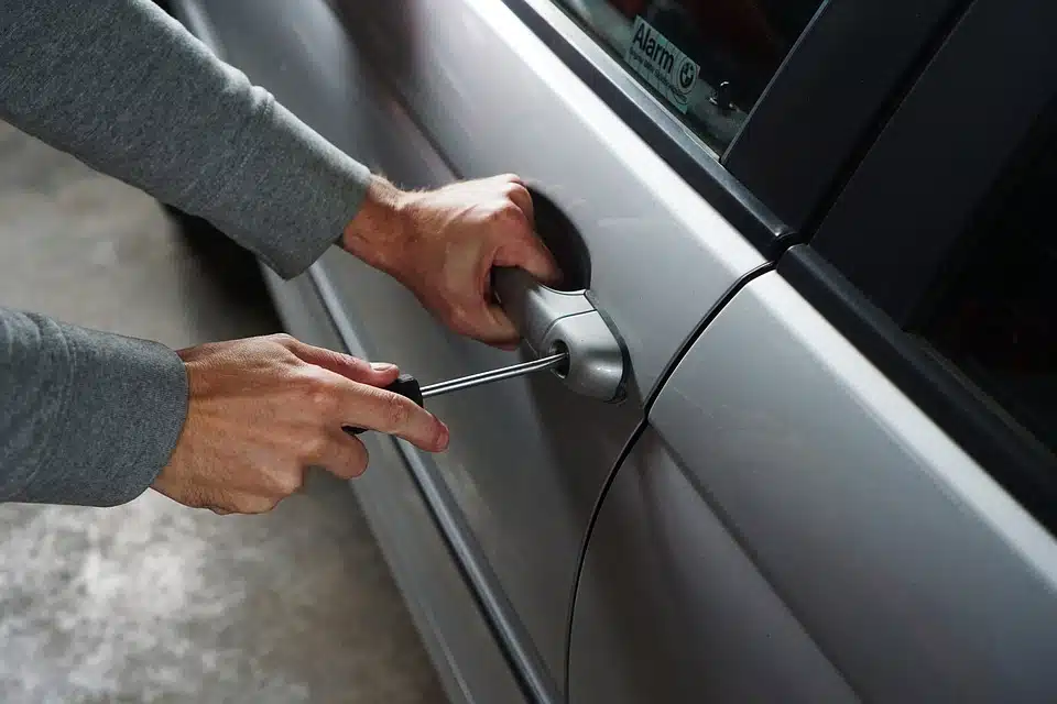 Immagine in evidenza del post: L'incredibile sequenza di furti di parti d'auto a Catania