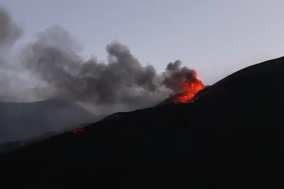 Immagine in evidenza del post: Allerta eruzione Etna: allarme da INGV e Protezione Civile