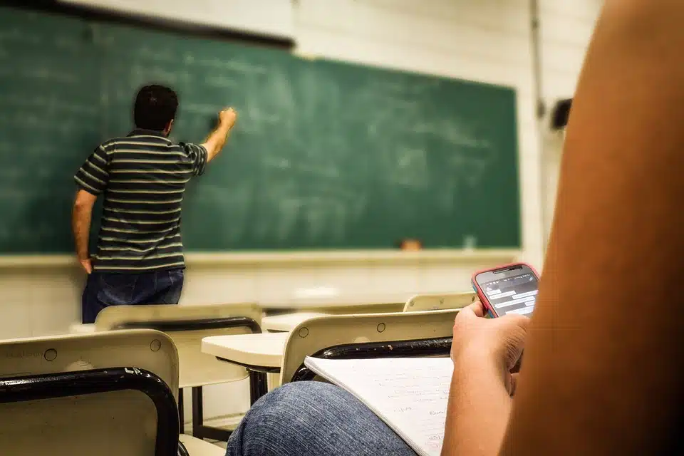 Immagine in evidenza del post: Scrutini da rifare per gli alunni che hanno sparato pallini di gomma alla Prof