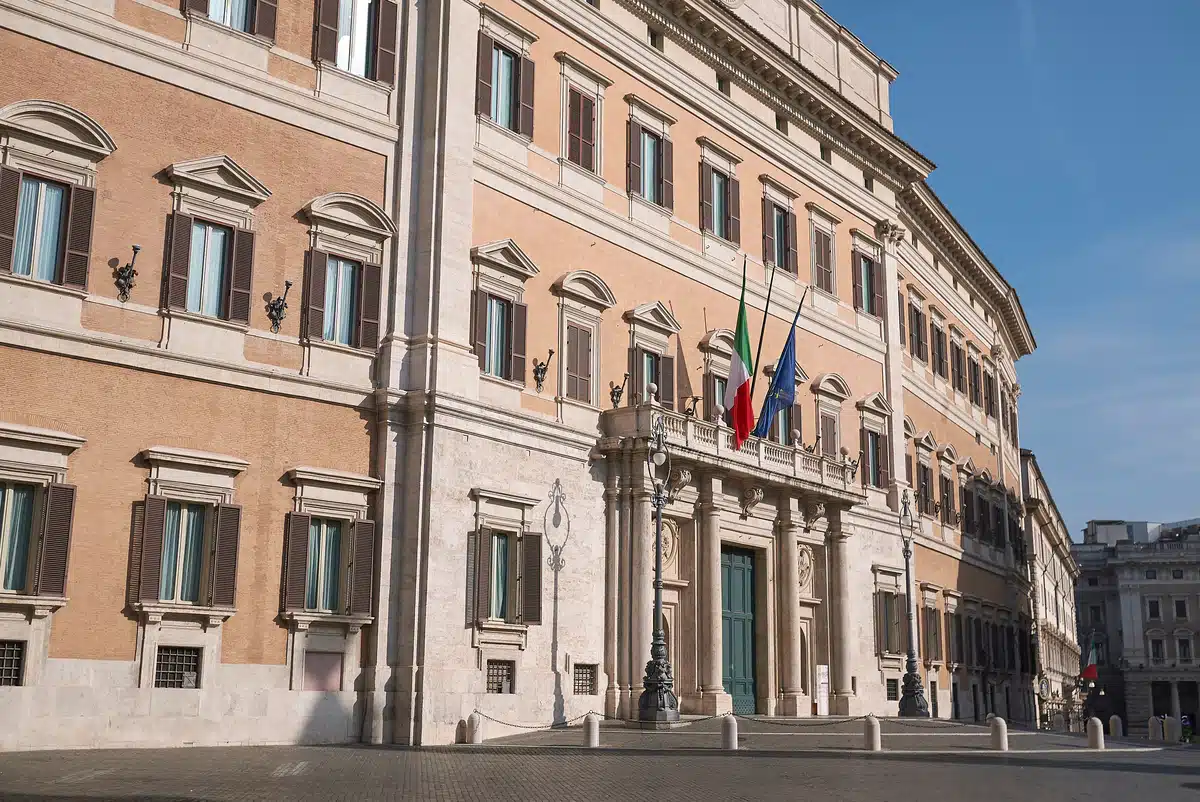 Immagine in evidenza del post: Arriva l’aumento di stipendio per i capigruppo della Camera