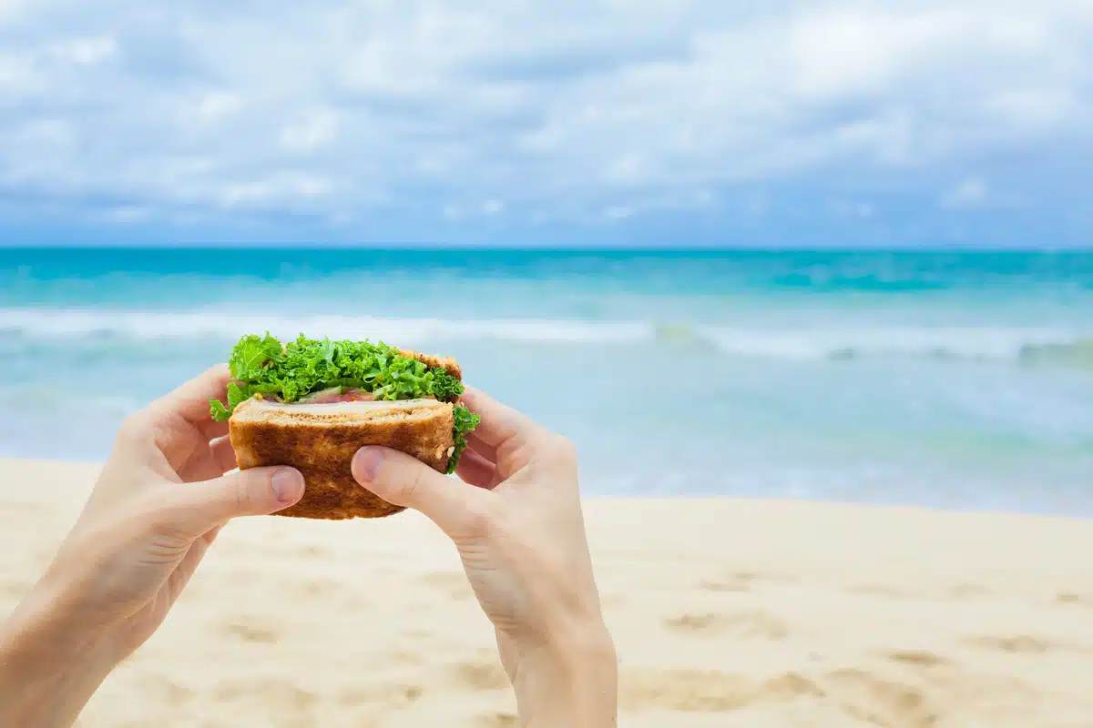 Immagine in evidenza del post: Si può vietare di portare cibo e bevande in spiaggia?