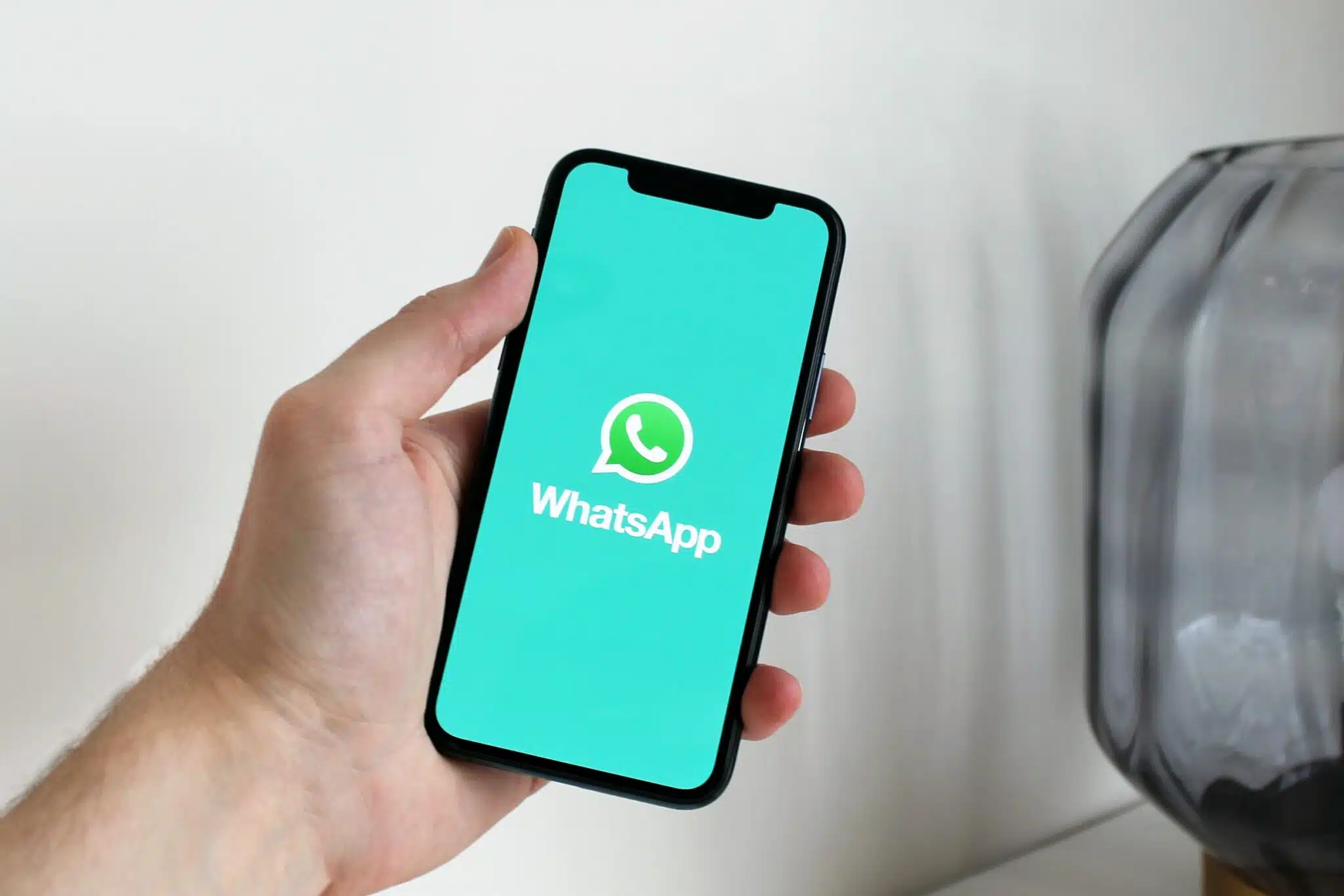 Immagine in evidenza del post: “Papà mi è caduto il telefono, questo è il mio nuovo numero”: la nuova truffa su WhatsApp