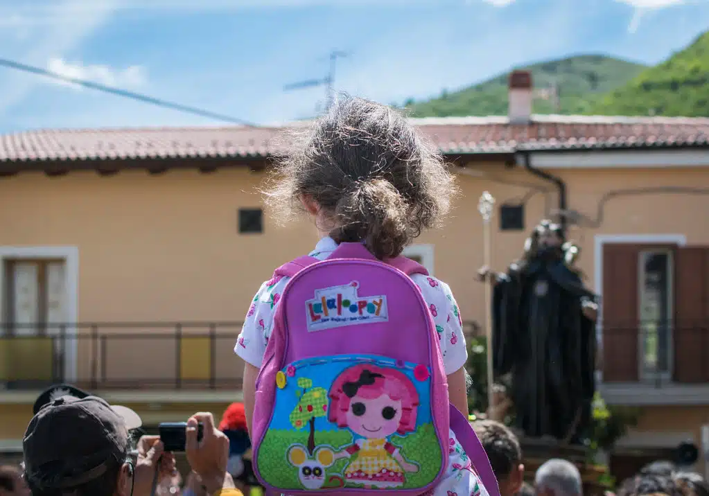 Immagine in evidenza del post: Il preside non trova il suo cellulare e fa perquisire gli zaini dei bambini