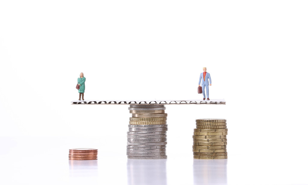 Gender pay gap: nel privato le donne guadagnano fino a 8mila euro in meno degli uomini
