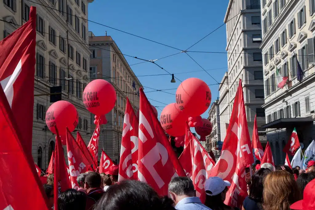 Immagine in evidenza del post: Le sanzioni per sindacati e lavoratori che violano la precettazione