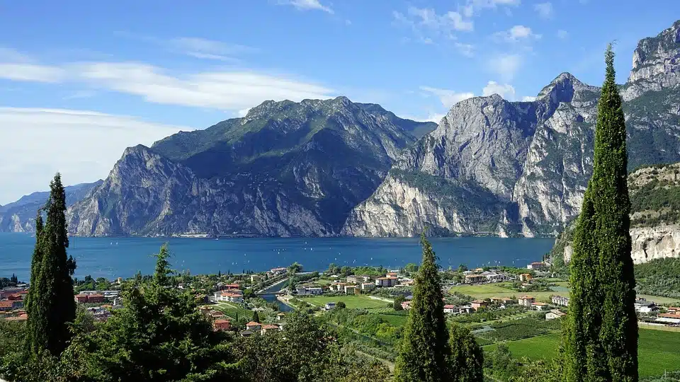 Immagine in evidenza del post: Lago di Garda invaso dai rifiuti: ripescate 25 tonnellate di immondizia