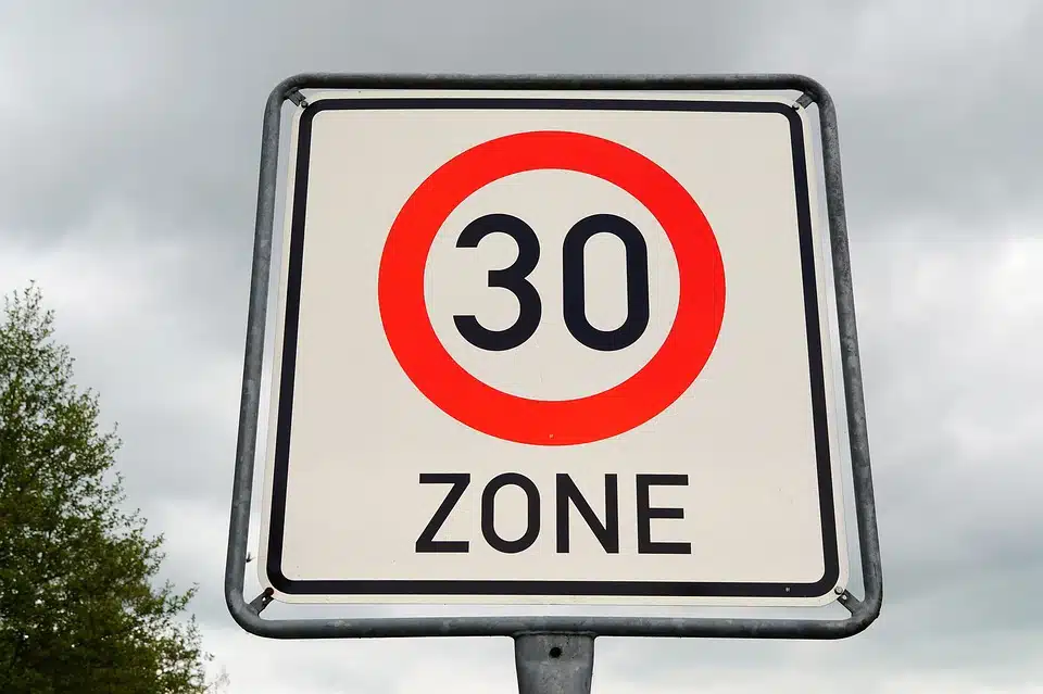 Immagine in evidenza del post: Arriva lo stop alle aree con limiti a 30 km/h senza chiara motivazione?