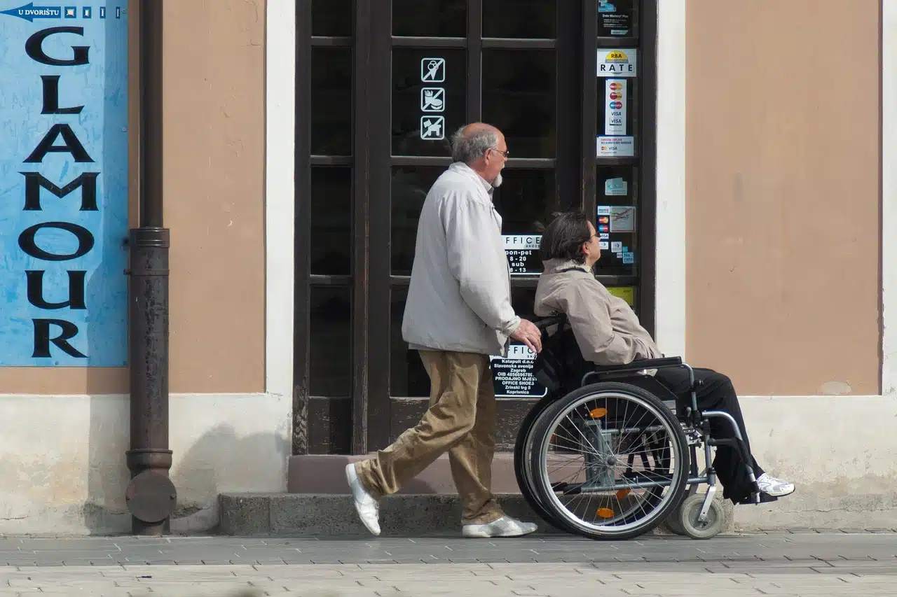 Immagine in evidenza del post: Come funzionano i permessi 104 per i familiari a distanza?