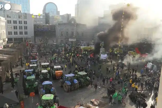 Immagine in evidenza del post: La protesta dei trattori arriva a Bruxelles: disordini e roghi