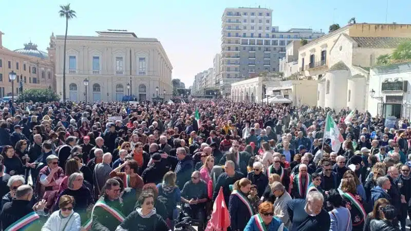 Immagine in evidenza del post: “Giù le mani da Bari”: la manifestazione in sostegno del sindaco Decaro