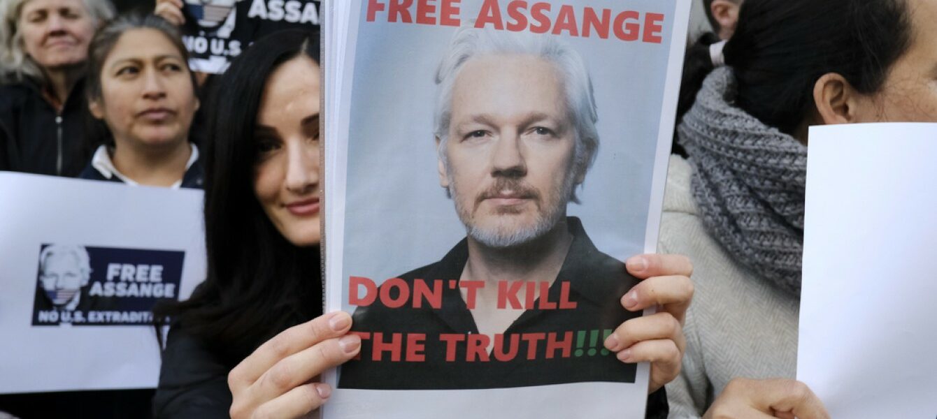 Immagine in evidenza del post: Julian Assange è stato liberato [VIDEO]