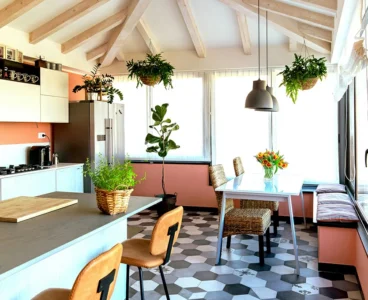 Rinnovare la cucina: dai mobili alle sedie, ecco i colori, gli stili e le soluzioni eco friendly