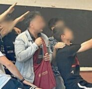 A Roma un insegnante indagato per saluto fascista e insulti omofobi e razzisti [VIDEO]