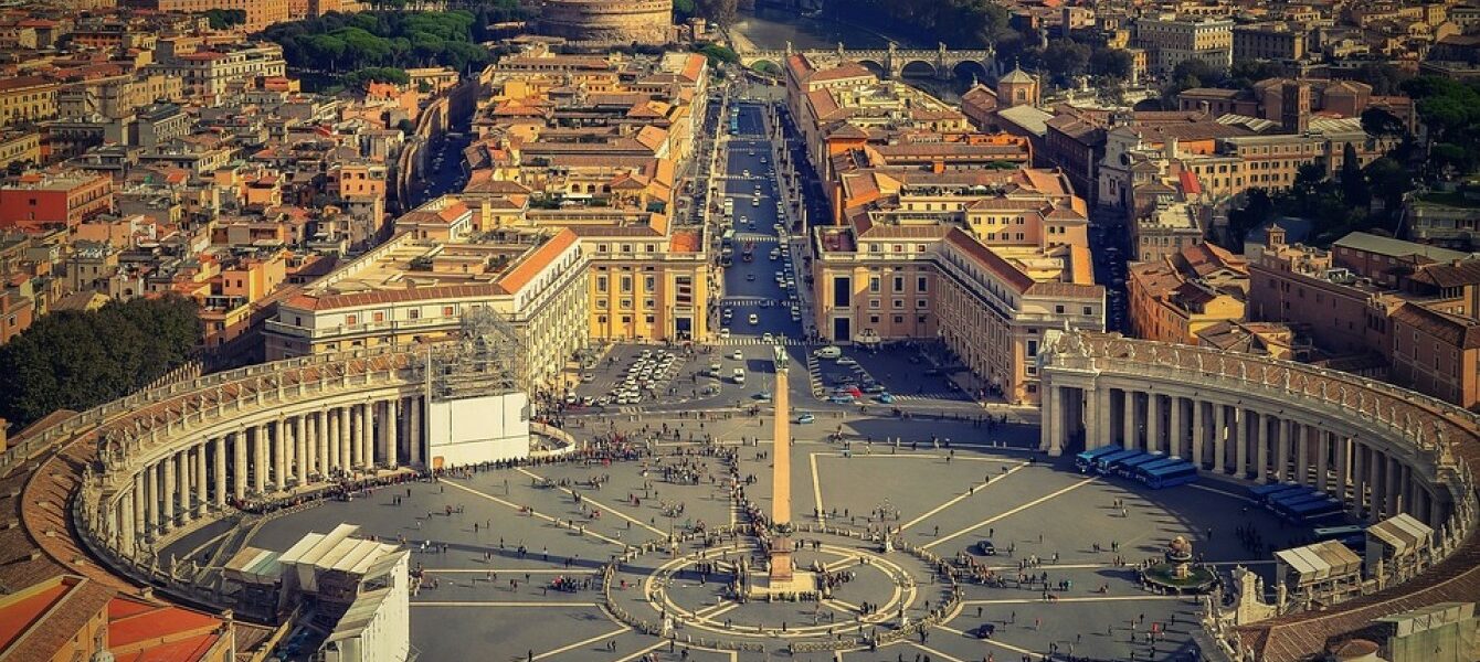 Immagine in evidenza del post: Arriva la scomunica dal Vaticano per monsignor Carlo Maria Viganò