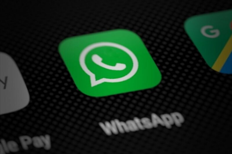 Messaggi WhatsApp e rapporti di lavoro: