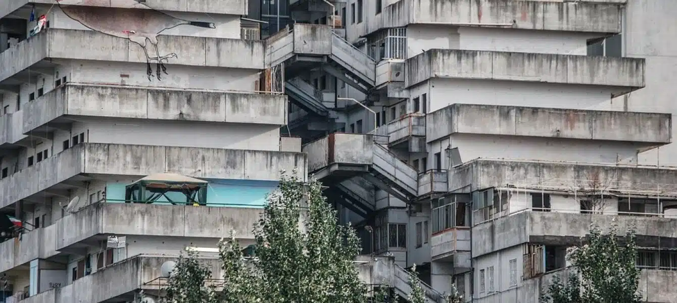 Immagine in evidenza del post: Il crollo alle Vele di Scampia e la sicurezza compromessa dei quartieri italiani