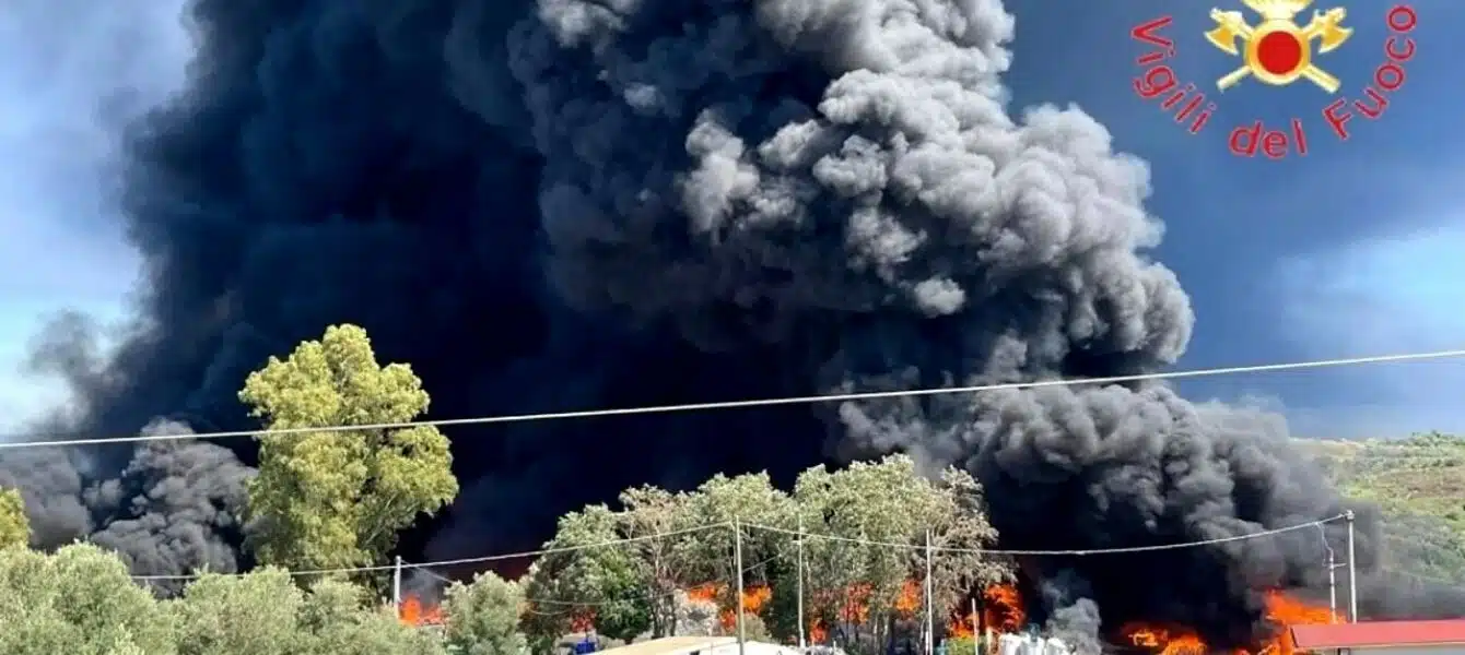 Immagine in evidenza del post: Ecodisastro: preoccupazione per l'incendio in un deposito di materiale plastico a Palmi