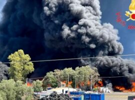 Immagine di anteprima per Ecodisastro: preoccupazione per l’incendio in un deposito di materiale plastico a Palmi