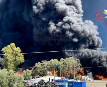 Ecodisastro: preoccupazione per l’incendio in un deposito di materiale plastico a Palmi