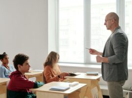 Immagine di anteprima per Stipendi più alti e nuovi ruoli per i docenti: le possibili novità per la scuola