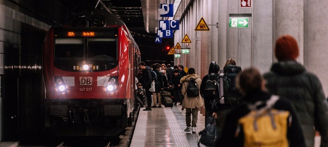 Immagine in evidenza del post: Un luglio e agosto di “passione” per i viaggiatori: treni italiani al collasso