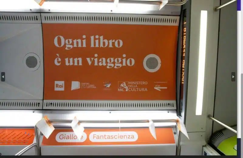 Il logo sul treno a Roma dell'iniziativa "Ogni libero è un viaggio".