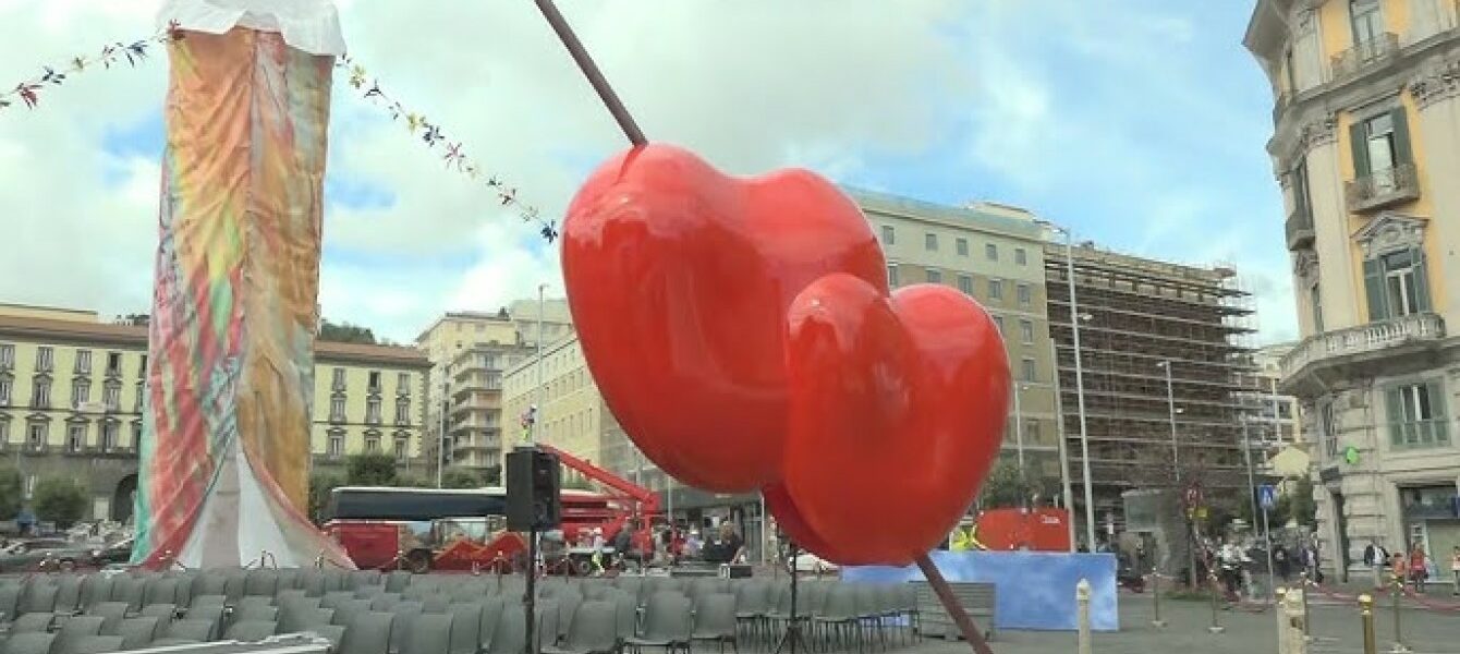 Immagine in evidenza del post: Polemiche per il “Pulcinella” di Gaetano Pesce a Napoli: per alcuni è “osceno”