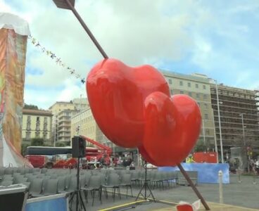 Polemiche per il “Pulcinella” di Gaetano Pesce a Napoli: per alcuni è “osceno”