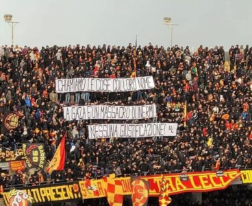 Striscioni Pro Palestina allo stadio accusati di antisemitismo: i tifosi si difendono