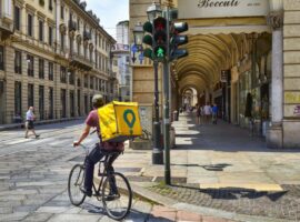 Immagine di anteprima per UE approva direttiva sui rider: più tutele per i lavoratori e più controlli sugli algoritmi