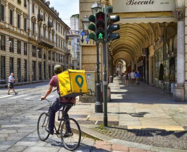 UE approva direttiva sui rider: più tutele per i lavoratori e più controlli sugli algoritmi