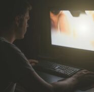 I soldati nordcoreani in Russia scoprono il porno: il web tra le distrazioni in guerra