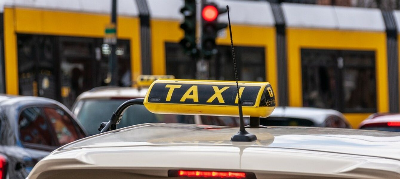 Immagine in evidenza del post: La Corte Costituzionale abbatte il vincolo della residenza per i conducenti di taxi e NCC