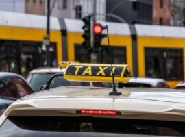 Immagine di anteprima per La Corte Costituzionale abbatte il vincolo della residenza per i conducenti di taxi e NCC