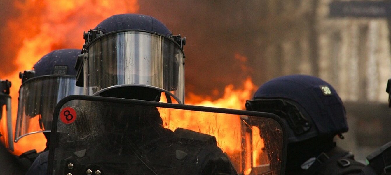 Immagine in evidenza del post: Scontri di Bologna: agenti di polizia trattati come "carne da macello"?